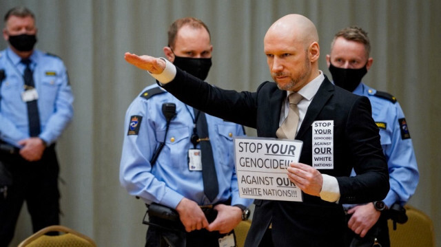 Anders Behring Breivik fait le salut nazi à son arrivée le premier jour de son procès où il demande une libération conditionnelle, dans une salle d'audience improvisée de la prison de Skien, en Norvège, , le 18 janvier 2022.