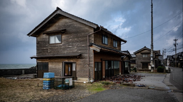 Cette photo, prise le 6 janvier 2024, montre des maisons dans le village d'Akasaki, préfecture d'Ishikawa, après un important séisme de magnitude 7,5 qui a frappé la région de Noto le jour du Nouvel An. Des bâtiments en bois à travers la péninsule de Noto au Japon ont été détruits par un puissant séisme le jour du Nouvel An, mais grâce à une particularité architecturale, un petit village de pêcheurs a résisté.