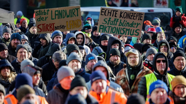 Des manifestants brandissent des pancartes sur lesquelles on peut lire "De véritables concepts au lieu d'un actionnisme aveugle" et "Quand l'agriculteur meurt, le pays meurt" lors d'une manifestation contre les plans d'austérité du gouvernement fédéral à Halle an der Saale, dans l'est de l'Allemagne, le 8 janvier 2024.
