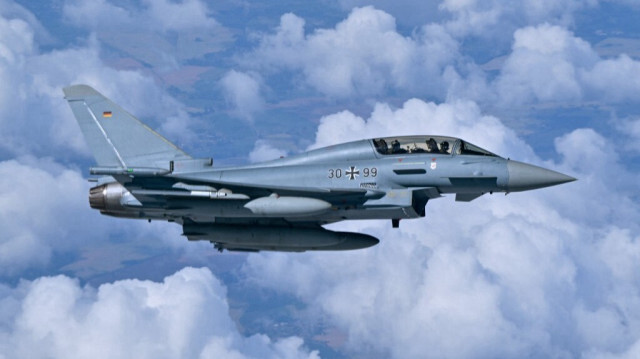 Un avion de combat Eurofighter Typhoon de l'armée de l'air allemande participant à un exercice de l'OTAN dans le cadre de la mission de police de l'air de l'OTAN, dans l'espace aérien souverain des membres de l'Alliance, le 4 juillet 2023. 