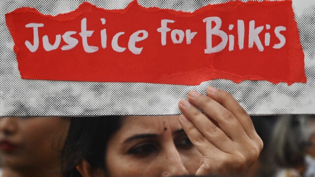 Une femme tient une pancarte lors d'une manifestation contre la libération des hommes condamnés pour le viol en groupe de Bilkis Bano lors des émeutes communautaires de 2002 au Gujarat, à Mumbai le 23 août 2022. 
