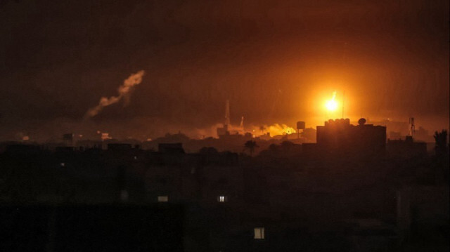 Un bombardement de l'entité sioniste illumine la ligne d'horizon de la bande de Gaza, le 07 janvier 2024.