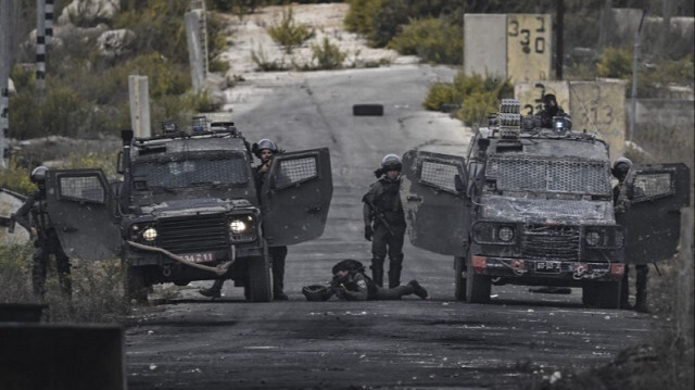Des troupes israéliennes visent des palestiniens en Palestine occupée, le 27 octobre 2023.
