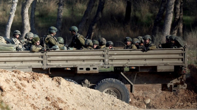 L'armée d'occupation israélienne à l'arrière d'un véhicule militaire circulant le long de la frontière avec la bande de Gaza, le 05 janvier 2024.