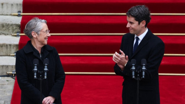 L'ancienne Première ministre de France, Élisabeth Borne et le nouveau Premier ministre français, Gabriel Attal, lors de la cérémonie de passation des pouvoirs à l'hôtel Matignon à Paris, le 9 janvier 2024.