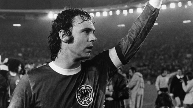 Le footballeur allemand Franz Beckenbauer salue les spectateurs après avoir remporté la finale de la Coupe du Monde de 1974 contre la Suède, à Düsseldorf, le 30 juin 1974. 