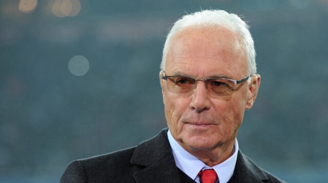 (ARCHIVES) La légende du football allemand Franz Beckenbauer avant le match de football de la Ligue des champions du Groupe A opposant le FC Bayern Munich au SSC Napoli à l'Allianz Arena de Munich, le 2 novembre 2011.