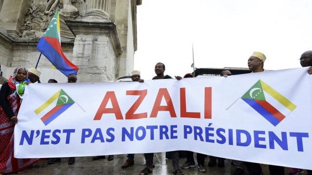 Les opposants comoriens tiennent une banderole où il est écrit "Azali n'est pas notre président" lors d'une manifestation le 26 mai 2019 à Marseille, en France.