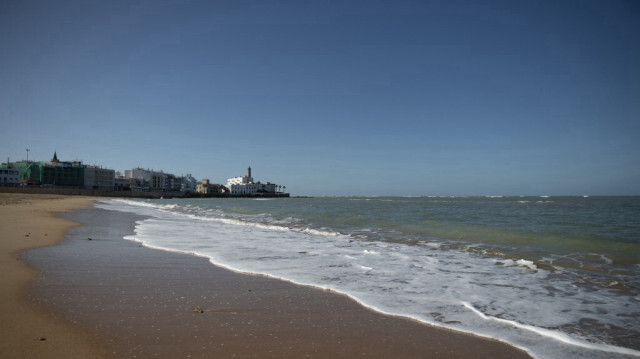 Une photo prise à Chipiona, dans le sud de l'Espagne, le 6 novembre 2023, montre la plage déserte lors d'un exercice annuel de tsunami. 