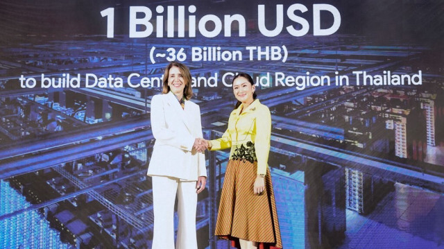 La Première ministre thaïlandaise Paetongtarn Shinawatra (à droite) serrant la main de Ruth Porat (à gauche), présidente et directrice des investissements de Google et de sa société mère Alphabet, lors d'une réunion au siège du gouvernement à Bangkok, le 30 septembre 2024. 