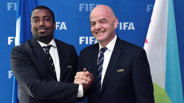 Souleiman Waberi, troisième vice-président de la CAF, aux côtés du président de la FIFA, Gianni Infantino.
