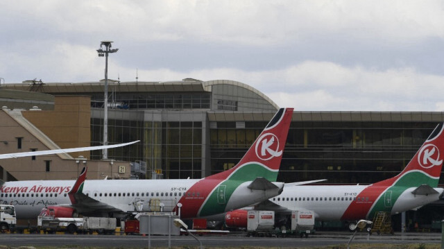 Cette photo du 5 novembre 2022 montre des avions de Kenya Airways stationnés à l'aéroport international Jomo Kenyatta de Nairobi, en raison d'une grève des pilotes organisée par l'Association des pilotes de ligne du Kenya (KALPA).