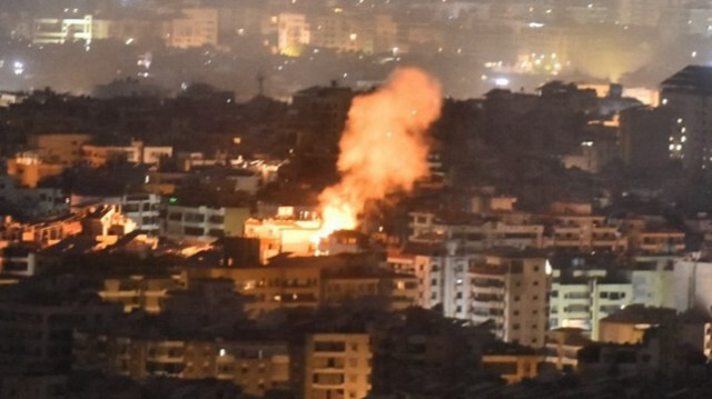 De la fumée s'élève après une frappe aérienne israélienne qui a visé un quartier de la banlieue sud de Beyrouth au Liban, le 1er octobre 2024.