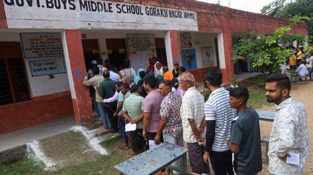 Des électeurs font la queue pour voter dans un bureau de vote lors de la troisième et dernière phase des élections de l'assemblée locale, à Jammu, le 1er octobre 2024.