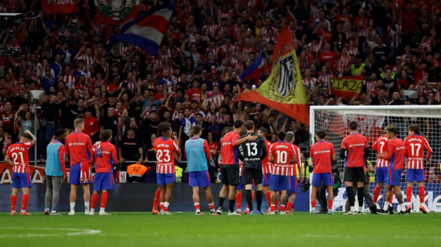 Les joueurs de l'Atlético Madrid applaudissent à la fin du match de football de la ligue espagnole entre le Club Atlético de Madrid et le Real Madrid CF au stade Metropolitano à Madrid, le 29 septembre 2024.