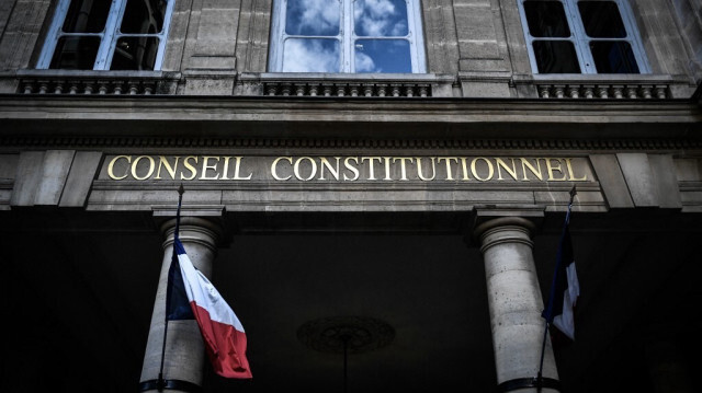 Le groupe LFI a annoncé son intention de saisir le Conseil constitutionnel sur le cumul des fonctions de deux ministres, Agnès Pannier-Runacher et Antoine Armand, toujours membres de la commission des affaires économiques, qu'ils n'ont pas encore quittée malgré leurs nouvelles responsabilités exécutives.