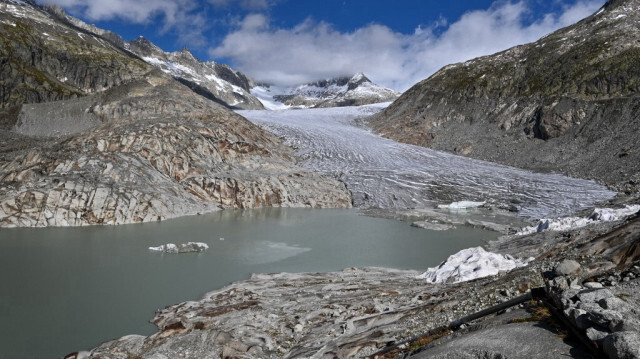 Glacier du Rhône et son lac glaciaire, formé par la fonte du glacier, au-dessus de Gletsch, dans les Alpes suisses, le 30 septembre 2024.