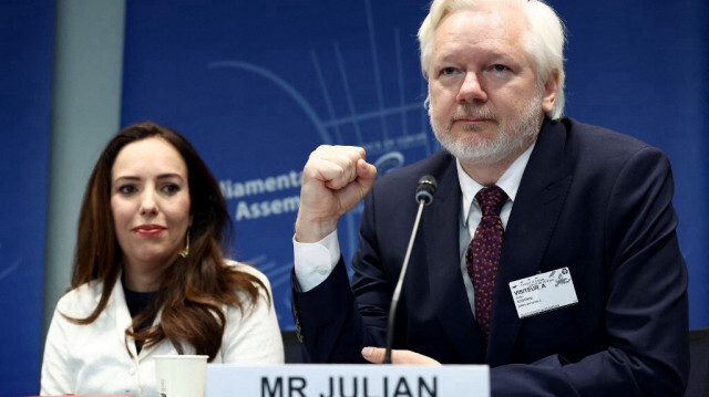 Le fondateur de WikiLeaks, Julian Assange, et sa femme Stella Assange, lors d'une audition parlementaire au Conseil de l'Europe à Strasbourg, dans l'est de la France, le 1er octobre 2024. 