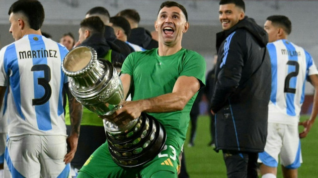 Le gardien de but argentin Emiliano Martinez avec une réplique du trophée de la Copa América après avoir remporté le match de qualification sud-américaine pour la Coupe du Monde FIFA 2026 entre l'Argentine et le Chili au stade Mas Monumental à Buenos Aires, le 5 septembre 2024.