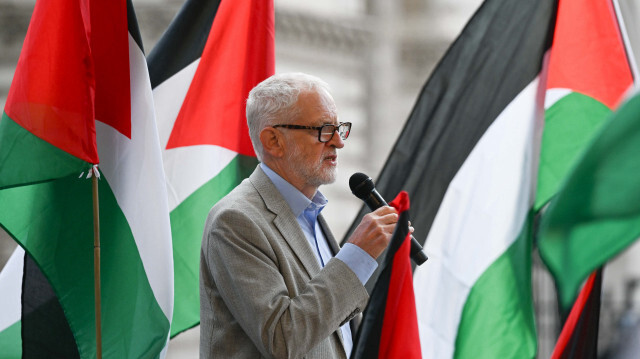 L'ancien leader du parti travailliste Jeremy Corbyn prononce un discours lors d'une manifestation contre l'attaque de l'armée israélienne contre des civils déplacés à Al-Mawasi, le 12 septembre 2024 à Londres, au Royaume-Uni.