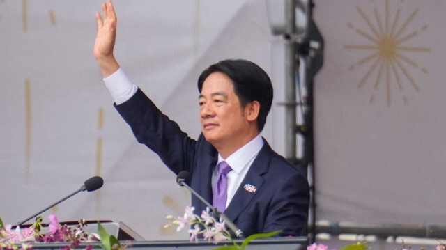 Le président taïwanais Lai Ching-te salue le podium lors des célébrations de la fête nationale devant le bureau présidentiel à Taipei, le 10 octobre 2024.