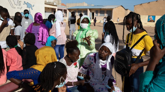 Des écoliers se rassemblent pour leur premier jour de rentrée dans le quartier populaire de Yoff à Dakar, le 12 novembre 2020. 