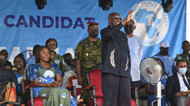 L'ancien président ivoirien Laurent Gbagbo (à droite) fait un geste à côté de son épouse Nandy Bamba (à gauche) lors des célébrations du 2ème "Festival de la Renaissance" à Agboville le 6 avril 2024.