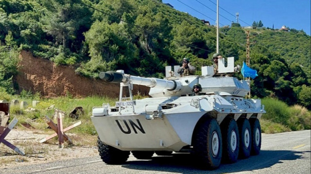 Un véhicule blindé de la FINUL (Force intérimaire des Nations Unies au Liban) patrouille sur la route côtière à Naqoura, dans le sud du Liban.