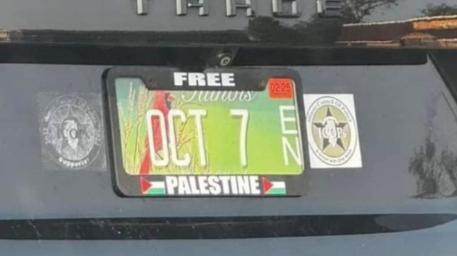 Le véhicule exposé sur les réseaux sociaux par le compte ‘StopAntisemitism', qui a accusé le conducteur d'honorer les attaques du 7 octobre.

