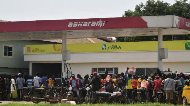 Des motos-taxis se rassemblent pour faire le plein dans une station-service à Ibafo, État d'Ogun, au sud-ouest du Nigeria, le 30 mai 2023.
