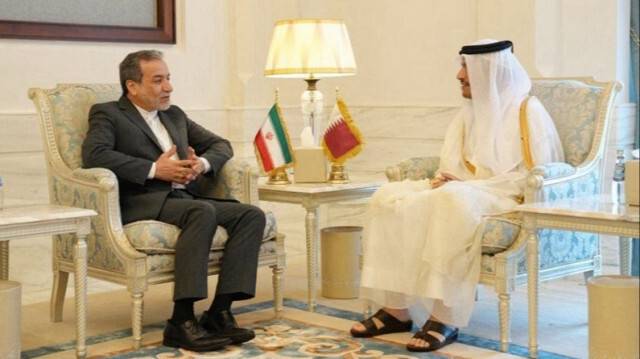 Le Premier ministre et ministre des Affaires étrangères du Qatar, Sheikh Mohammed bin Abdulrahman bin Jassim Al-Thani (D) et le ministre iranien des Affaires étrangères, Abbas Araghchi (G), à Doha au Qatar, le 10 octobre 2024.