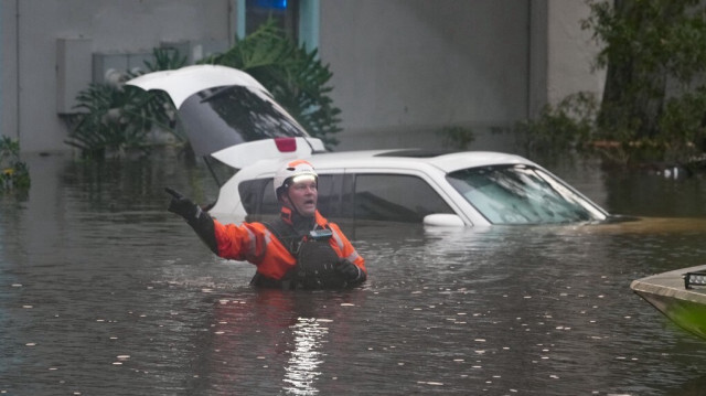 Des secouristes dans l'eau à l'extérieur d'un complexe d'appartements inondé par le débordement d'un ruisseau causé par l'ouragan Milton à Clearwater, en Floride, le 10 octobre 2024.