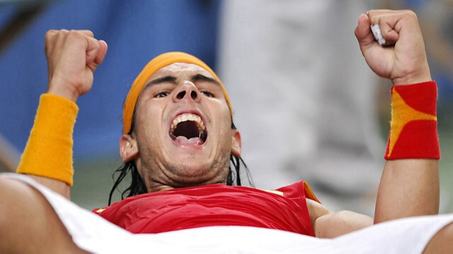 Rafael Nadal (Espagne) célèbre sa victoire sur Novak Djokovic (Serbie) lors de la demi-finale du simple messieurs à Pékin, le 15 août 2008.
