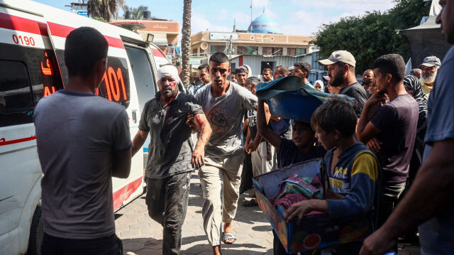 Un Palestinien blessé est amené à l'hôpital des Martyrs d'Al-Aqsa après qu'une frappe israélienne a touché une école accueillant des personnes déplacées à Deir Al-Balah, dans la Bande de Gaza, le 10 octobre 2024.