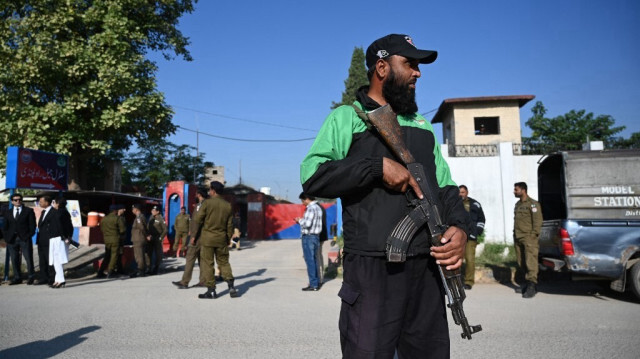 Des policiers montent la garde à l'extérieur d'une prison au Pakistan. 