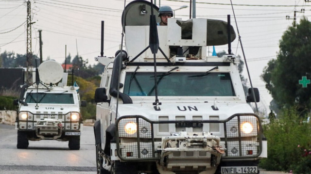 Les véhicules de la Force intérimaire des Nations unies au Liban (FINUL) patrouillent à Marjeyoun, dans le sud du Liban, le 11 octobre 2024.