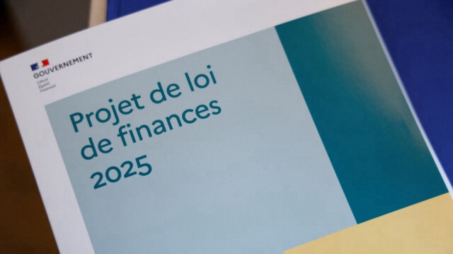 Un document du budget 2025 de la France avant sa présentation lors de la réunion hebdomadaire du cabinet au palais présidentiel de l'Élysée, le 10 octobre 2024, à Paris.