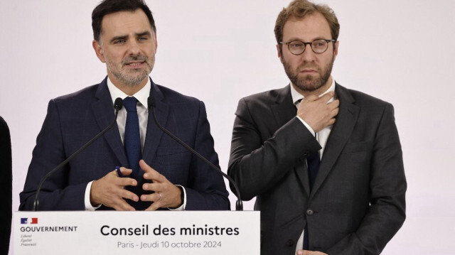 Le ministre français du Budget et des Comptes publics, Laurent Saint-Martin (G), et le ministre français de l'Économie, des Finances et de l'Industrie, Antoine Armand (D), lors d'un point de presse après la réunion hebdomadaire du cabinet au cours de laquelle le budget 2025 de la France a été présenté, le 10 octobre 2024 à Paris.