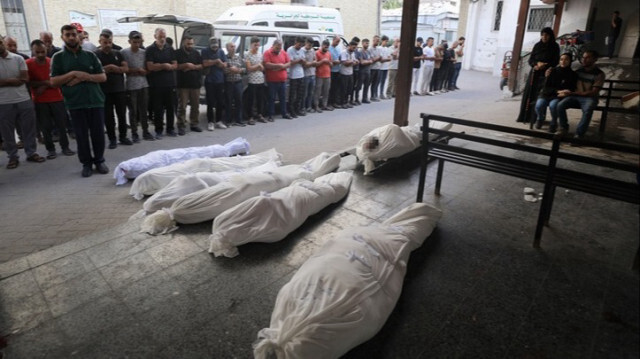 Les Palestiniens font les prières funéraires de ceux qui ont perdu la vie lors d'une attaque de l'armée israélienne sur le camp de réfugiés de Jabalia dans le nord de la Bande de Gaza,  le 11 octobre 2024.