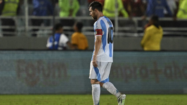 L'attaquant argentin Lionel Messi quitte le terrain à la fin du match de qualification sud-américaine pour la Coupe du monde 2026 entre le Venezuela et l'Argentine, au stade Monumental de Maturín à Maturín, Venezuela, le 10 octobre 2024.