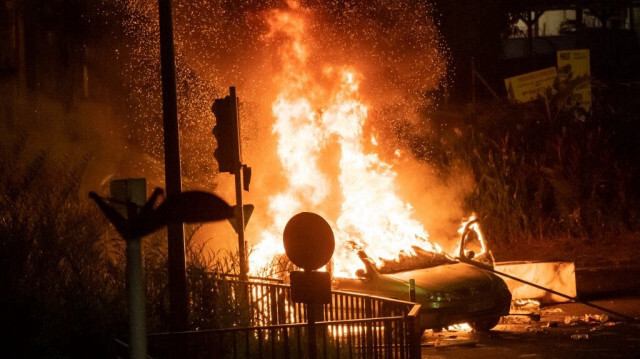 Une voiture en flammes obstrue un pont à Fort-de-France, en Martinique, île française des Caraïbes, le 26 novembre 2021.





