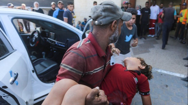 Un enfant blessé lors d'une attaque de l'armée israélienne sur la ville de Deir Al-Balah, dans la Bande de Gaza, le 11 octobre 2024.