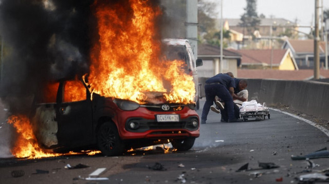 Selon le gouvernement local de la province du KwaZulu-Natal, le chauffeur du véhicule scolaire a perdu le contrôle et est entré en collision avec le camion roulant sur la voie opposée. 