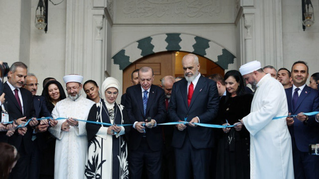 Le Président turc, Recep Tayyip Erdogan et le Premier ministre albanais, Edi Rama lors d'une inauguration de la mosquée Namazgah à Tirana, en Albanie, le 10 octobre 2024.