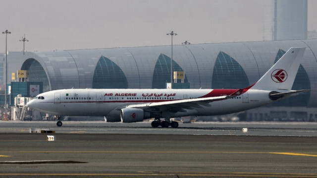 Un Airbus A330-200 de la compagnie Air Algérie est photographié sur le tarmac de l'aéroport international de Dubaï, à Dubaï, le 30 janvier 2023.