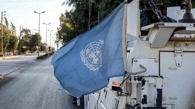 Un drapeau des Nations Unies à l'arrière d'un véhicule blindé de la Force intérimaire des Nations Unies au Liban (FINUL) lors d'une patrouille autour de Marjayoun, dans le sud du Liban, le 8 octobre 2024.