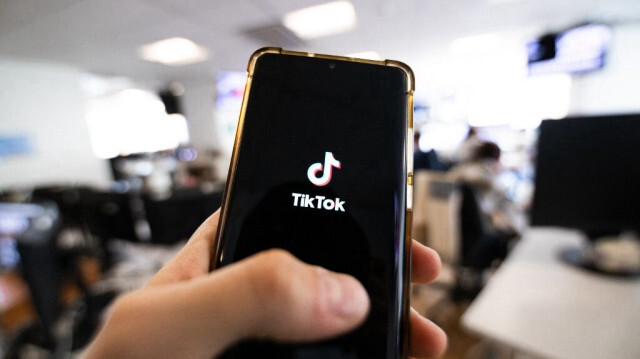 TikTok annonce des licenciements massifs dans le monde et accélère l'utilisation de l'IA pour modérer ses contenus. 