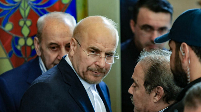 Le président du Parlement iranien Mohammad Bagher Ghalibaf (2-L)) et son homologue libanais Nabih Berri (G) marchent ensemble après leur réunion à Beyrouth le 12 octobre 2024.