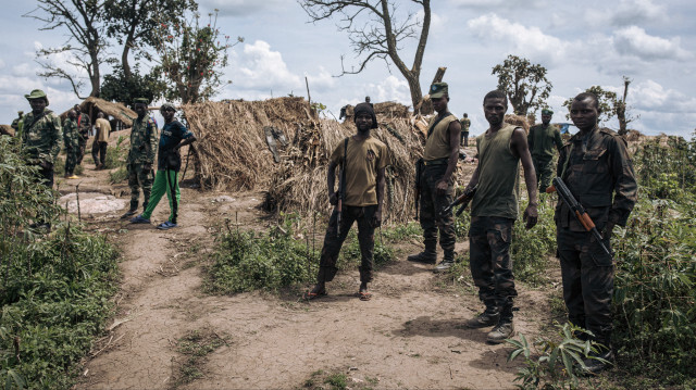 Militants "Mai-Mai" et soldats des FARDC (Forces armées de la RDC) sur une position militaire de première ligne au-dessus de la ville de Kibirizi, contrôlée par la rébellion du M23, province du Nord-Kivu, est de la République démocratique du Congo, le 14 mai 2024. Depuis la mi-mai, les combats font rage dans cette zone. L'armée congolaise, appuyée par des centaines de combattants de groupes armés locaux, tente de reconquérir les zones contrôlées par les rebelles du M23 et les troupes de l'armée rwandaise (RDF), où ils ont mis en place une administration parallèle. Depuis fin 2021, ils se sont emparés de larges pans de la province du Nord-Kivu et ont mis en déroute l'armée congolaise. 