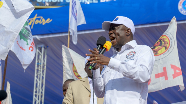 Augustin Kabuya, secrétaire général de l'Union pour la démocratie et le progrès social (UDPS), s'adresse aux partisans de l'Union sacrée, la nouvelle coalition gouvernementale majoritaire à l'Assemblée nationale de la République démocratique du Congo, réunis au stade des Martyrs à Kinshasa, le 29 avril 2023. Des milliers de personnes se sont rassemblées au stade des Martyrs à Kinshasa et dans ses environs samedi pour marquer le lancement officiel de l'"Union sacrée de la nation", une coalition politique et électorale qui soutient la candidature de Félix Tshisekedi à l'élection présidentielle.